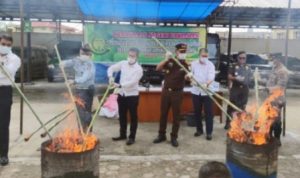 Dipimpin Anton Arifullah, Kejaksaan Negeri Pariaman Musnahan Barang Bukti Narkotika