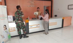 Babinsa Koramil 1616-06/Tegallalang Desa Taro Pantau Penyaluran BLT