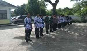 Personel Polsek Jawilan Polres Serang Ikuti Upacara Hari Guru Nasional di Lapangan Kantor Kecamatan Jawilan