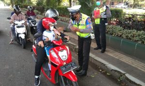 Bentuk Apresiasi Kepatuhan Pemakai Jalan, Polres Jembrana Berikan Helm dan Coklat Gratis!