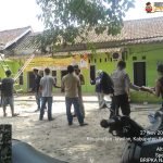 Budayakan Gotong Royong, Bhabinkamtibmas Polsek Jawilan Turut Bantu Wargan Renovasi Kantor Desa Majasari