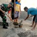 Peduli Kepada Warga, Babinsa Kopda Rustam Bantu Pengecoran Teras Warga Tilope