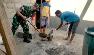 Peduli Kepada Warga, Babinsa Kopda Rustam Bantu Pengecoran Teras Warga Tilope