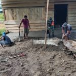 Babinsa Koramil 1512-03/Gebe Bantu Warga Bangun Rumah Layak Huni