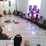 Menjalin Kedekatan, Bhabinkamtibmas Polsek Jawilan Hadiri Yasinan di Kantor Desa Kareo