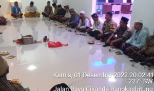 Menjalin Kedekatan, Bhabinkamtibmas Polsek Jawilan Hadiri Yasinan di Kantor Desa Kareo