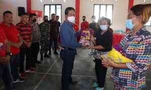 Wabup Minsel Petra Ajak Warga Jalankan Program ”Marijo Batanam” Saat Hadiri Pangan Murah