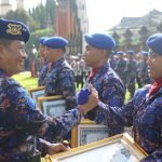 Kapolda Bali Beri Penghargaan kepada Personil Berprestasi di HUT Polairud ke 72