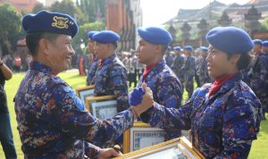 Kapolda Bali Beri Penghargaan kepada Personil Berprestasi di HUT Polairud ke 72