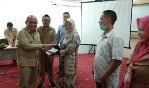 Maulan Aklil Serahkan Bantuan Permodalan Kepada 150 Pelaku Usaha Mikro di Pangkalpinang