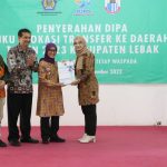 Bupati Lebak Serahkan DIPA Dan Buku TKD Tahun Anggaran 2023 