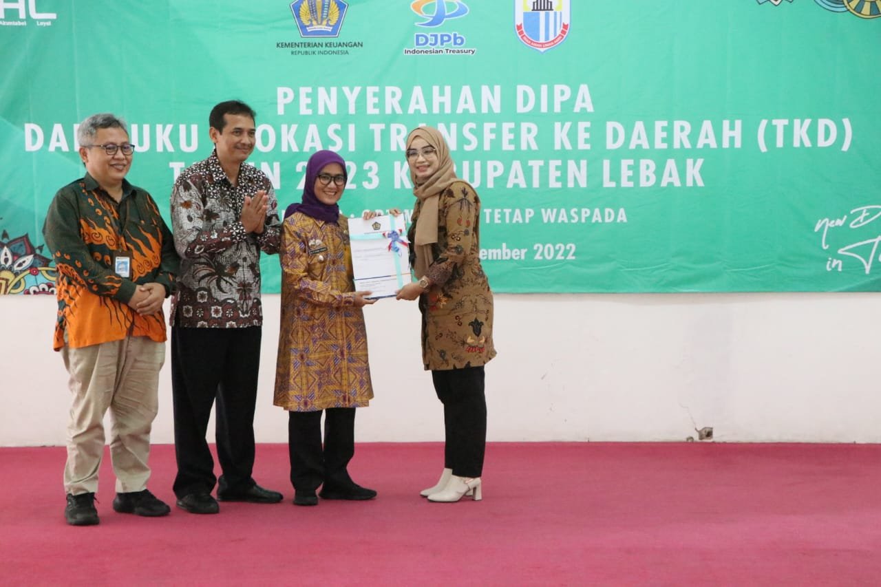Bupati Lebak Serahkan DIPA Dan Buku TKD Tahun Anggaran 2023 1 IMG 20221223 WA0032