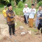 Lurah Cempaka Letakan Batu Pertama Pembangunan Musholah Al-Muhsinin