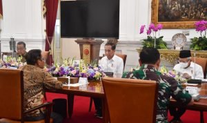 Gelar Rapat Bersama Jajaran, Presiden Jokowi Bahas Kebijakan Slot Penerbangan