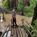 Antisipasi Banjir, Personil Polsek Jawilan Monitoring Debit Air Aliran Sungai Ciberem