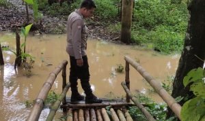 Antisipasi Banjir, Personil Polsek Jawilan Monitoring Debit Air Aliran Sungai Ciberem
