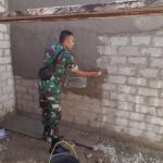 Peduli Kepada Warga Binaan, Praka Idrus Turun Gunung Bantu Plesteran Rumah Warga