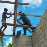 Manunggal Bersama Warga, Serda Risman Bantu Warga Peniti Bangun Rumah