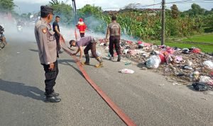 Dibantu Damkar, Polsek Cikande Padamkan Api Pembakaran Sampah di Tepi Jalan