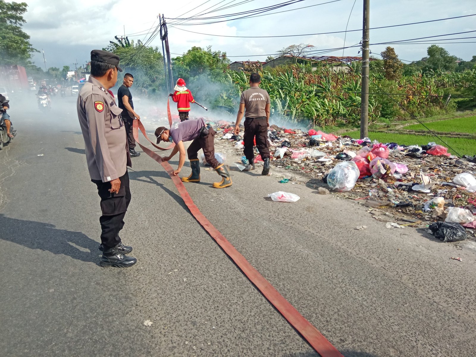 Dibantu Damkar, Polsek Cikande Padamkan Api Pembakaran Sampah di Tepi Jalan 1 IMG 20221201 152649 scaled