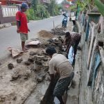 Warga Kampung Keong Desa Cikatapis Laksanakan Kerja Bakti 
