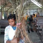 Pupuk Kebersamaan, Satgas Yonif 143/TWEJ Ajak Pemuda Perbatasan Papua Gotong Royong