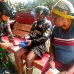 Raider 712 Wiratama Posramil Tinggi Nambut, Ajarkan Masyarakat Pembuatan Rokok Linting