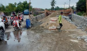 Jembatan Cisoka Diduga Mangkrak, Warga Bakal Gugat Muktabar ke Meja Hijau