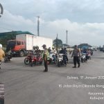 Berikan Rasa Aman, Anggota Polsek Jawilan Lakukan Strong point di depan Kawasan industri Buditexindo