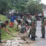 Bantu Kesulitan Rakyat, Prajrit Yonif 147/KGJ Gelar Karya Bhakti di Desa Jeruk