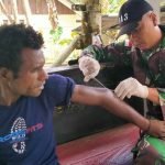 Ada Warga Terluka, Satgas Yonif 143/TWEJ Langsung Turun Beri Pertolongan