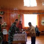 Satgas Yonif R 712/WT dan Yonif RK 113/JS Berbagi Berkat untuk Warga Usai Ibadah di Gereja GIDI Papua