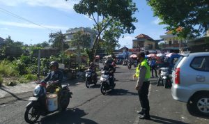 Tabanan Police Holds Patrols, Prevents Disorders of Public Order and Monitors Groceries at the Dauh Pala Market