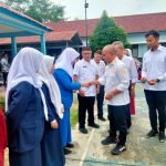 Walikota Maulan Aklil Secara Simbolis Serahkan KTP Elektronik kepada Siswa SMK Negeri 1 Panngkalpinang