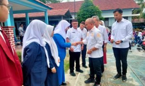 Walikota Maulan Aklil Secara Simbolis Serahkan KTP Elektronik kepada Siswa SMK Negeri 1 Panngkalpinang