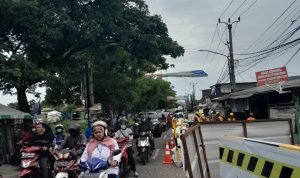 Warga Keluhkan Pengerjaan Sambungan Pipa PDAM TKR Jadi Penyebab Kemacetan