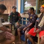Jalin Silaturahmi, Satgas Yonif 143/TWEJ Komsos dengan Masyarakat di Pedalaman Papua