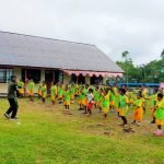 Jaga Kesehatan, Satgas Yonif Raider 142/KJ Senam Bersama Siswa SD Inpres