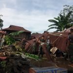 Kodam XIII/Merdeka Terjunkan Prajurit Bantu Masyarakat Terdampak Banjir dan Longsor