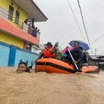 Yonif R712/Wiratama Bantu Evakuasi Masyarakat Terdampak Banjir di Manado