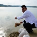 Bupati Blora Tebar Ribuan Benih Ikan di Bendungan Randugunting Japah