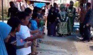Viral Pengantin Disambut Puluhan Bocil Main Latto-latto