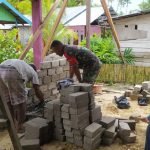 Wujud Cinta Kepada Warga Binaan, Babinsa Serda Worobai Turun tangan Bantu Warga Pasang Batu Tela