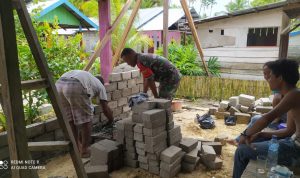 Wujud Cinta Kepada Warga Binaan, Babinsa Serda Worobai Turun tangan Bantu Warga Pasang Batu Tela