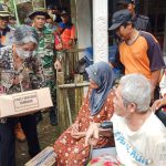 Pj. Bupati Cilacap Yunita Dyah Suminar Serahkan Bantuan Untuk Korban Musibah Rumah Roboh di Cimanggu