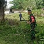 Babinsa Koramil 1512-03/Gebe Bersama Warga Binaan Gotong Royong Bersihkan Lingkungan