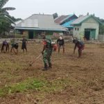 Babinsa Koramil 1512-02/Patani Bersama Karang Taruna Desa yendeleu Bersihkan Lapangan Sepak Bola