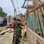 Anggota Koramil 1512-01/Weda Bantu Bongkar Kios Milik Warga Untuk Direhab