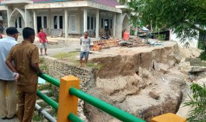 Walinagari Limpato Dampingi Dinas PUPR Tinjau Lokasi Pasca Banjir dan Longsor di Labuah Limpato