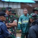 Mayjen Denny Tuejeh, Tinjau Langsung Lokasi Pasca Banjir dan Longsor